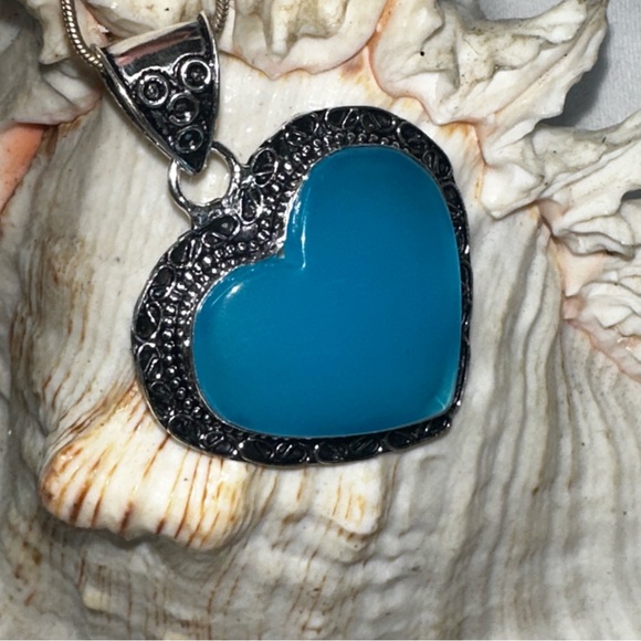 Caribbean Chalcedony handcrafted heart pendant - Picture 5 of 9